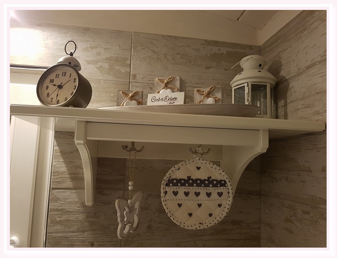 camera-matrimoniale-sole-bed and breakfast-cielididante-conversano-20-particolare-cucina-mensola-shabby-style